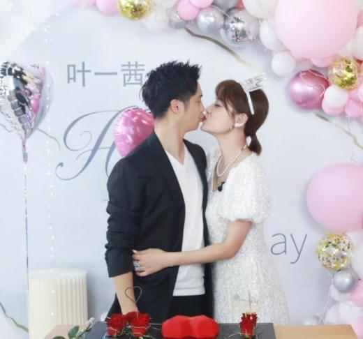 央视名媛嫁美富豪，婚后遭遇困境！购买卫生巾成奢望