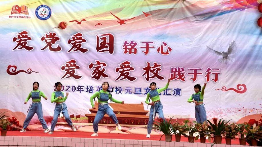 今天总算知道，国家为什么取消了2元人民币？游戏画面