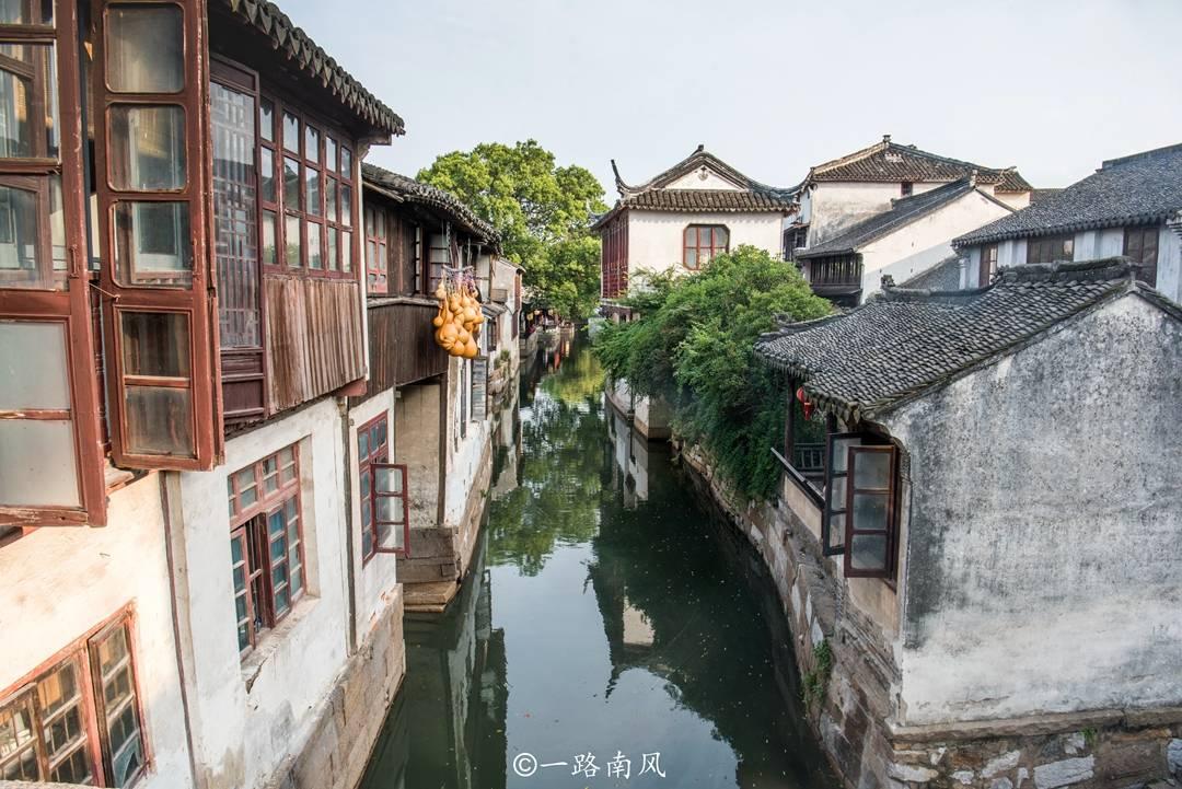 为什么一个女生常常在一个男生面前拉扯自己的衣服？游戏画面