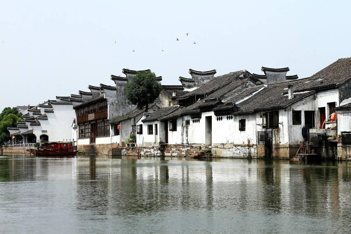我有一串药珀和一个和田玉手镯可以同时带在一只手上吗？带哪只手好？金的挂饰洗澡的时候需要拿下来吗？游戏画面